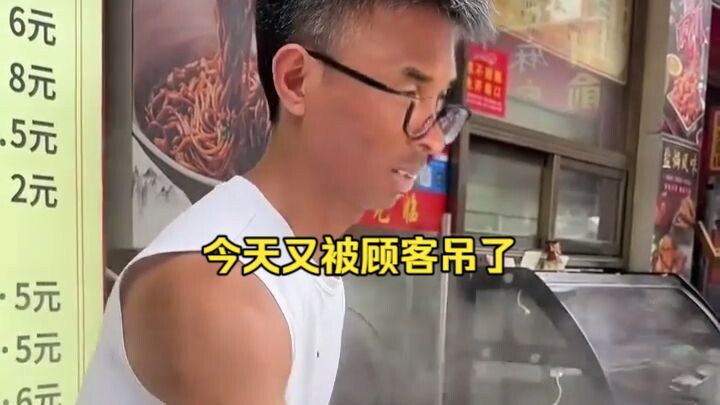 The boss is quite inexperienced, and the rice noodle rolls are very thin.