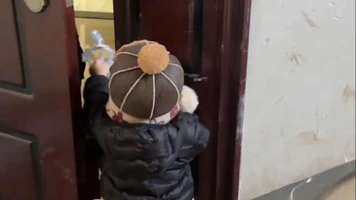 Đưa bé đi thăm ông ngoại, vừa vào cửa đã vái lạy, vào nhà là uống ngay.