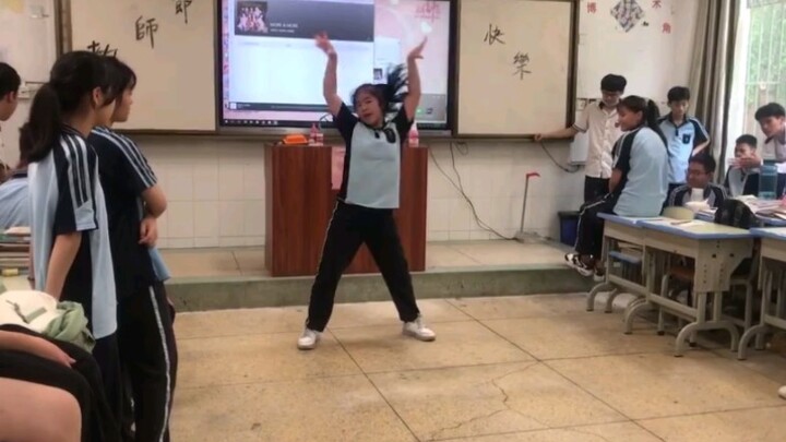 【小千/翻跳】高一生教师节班级表演翻跳TWICE-《MORE&MORE》