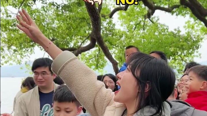 Những chú sóc ở Hàng Châu hầu như không thích mình nữa rồi! Mình buồn quá! Chúng nó thì thích hạt dư