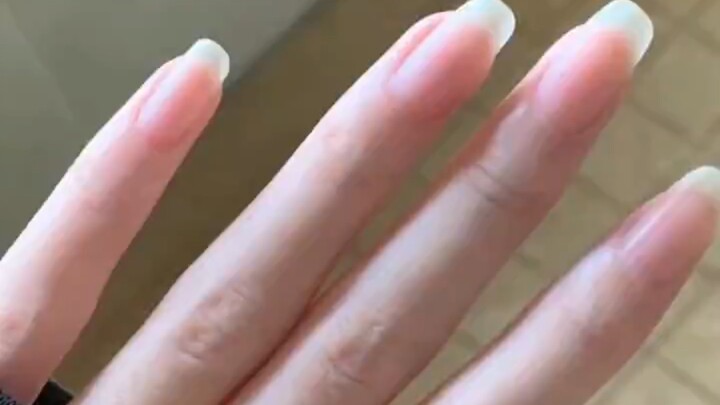 Tanpa perlu membangun atau menempelkan kuku palsu, kamu tetap bisa membentuk lengkungan C yang penuh