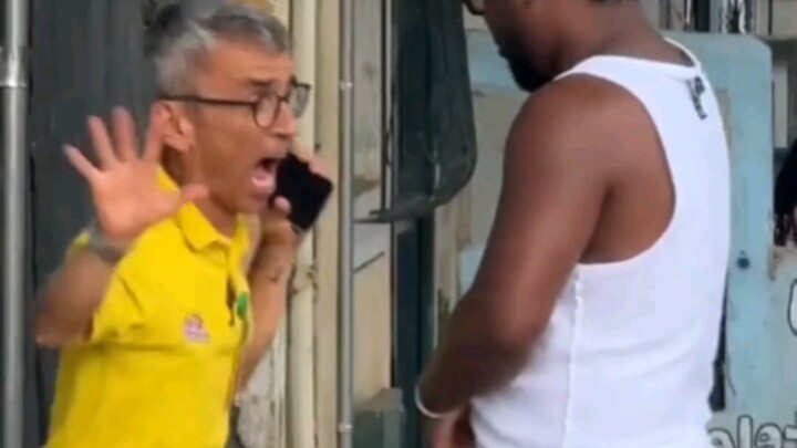 «Giả vờ người nước ngoài chơi khăm» Tôi chỉ mở cửa thôi mà, sao lại sợ đến thế?