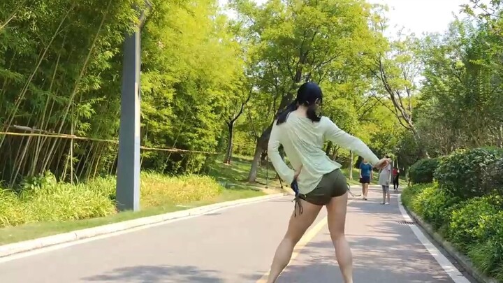Matahari bersinar, mari kita pergi ke taman dan berdansa mengikuti lagu "La La La" - cita rasa masa 