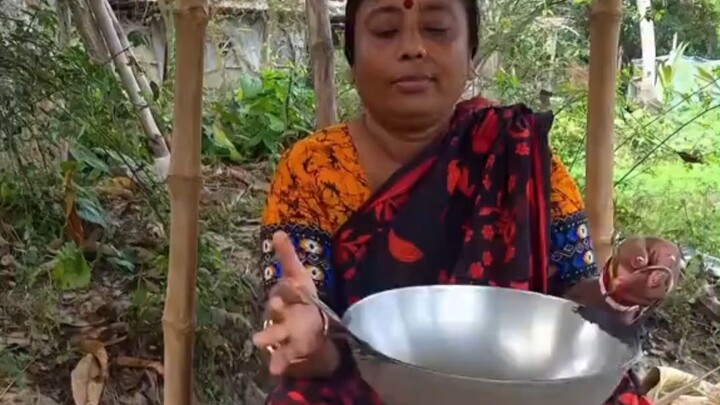 Chị gái ở nông thôn Ấn Độ làm cơm tay cọt thịt gà, gia vị cực kỳ phong phú... Thành phẩm trông có vẻ