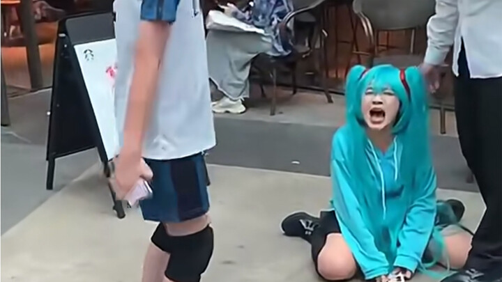 การต่อสู้ระหว่างตัวละครสองมิติ... ช่วยฉันด้วย ฉันอึ้งไปแล้ว