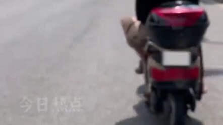 Pemuda tabrakan dengan kakek, setelah polisi lalu lintas menentukan siapa yang salah, kakek malah mi