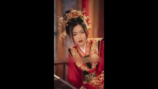 Gadis itu melakukan perjalana melalui dunia buku dan menjadi favorit sang pangeran