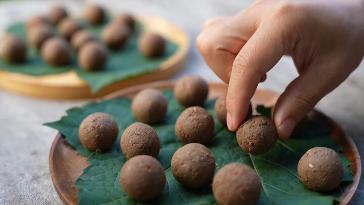 Các blogger ẩm thực giờ đều bắt đầu ăn đất rồi à?