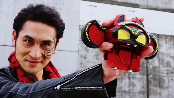 "Biến hình hiệp sĩ đích thực vs Biến hình hiệp sĩ cướp biển"