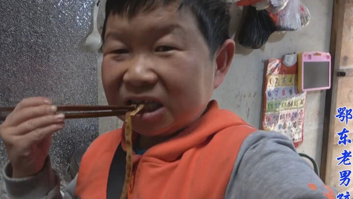 A netizen came over for a visit, so I whipped up some stir-fried wild vegetables with cured pork to 