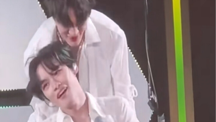 Le almost lost his breath from being teased by Nuo—hahahaha | He nearly had his soul sucked away