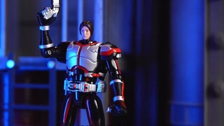 Ketinggalan edisi pertama patung tulang asli Faiz? Jangan panik! Pada tahun 2005, dia berpura-pura m