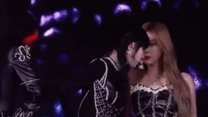 Golden Winter, where are you looking??? Ningning is still little      Dongning