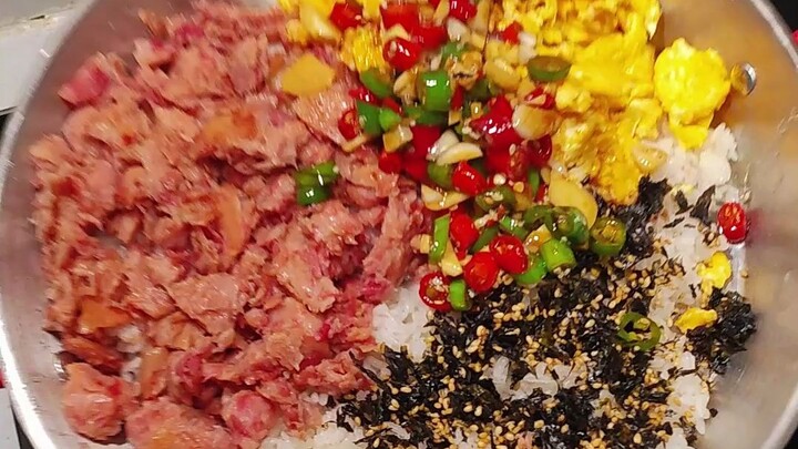 لحم الغداء المسحوق باليد يناسب الأرز المطبوخ تمامًا!