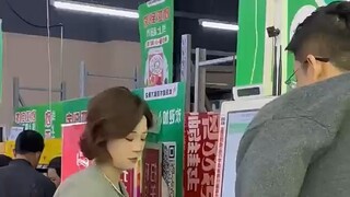 妻子在付款时丈夫拿出玩具枪 不同意买就直接躺在地上耍赖 #万万想不到