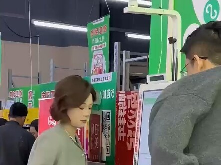 妻子在付款时丈夫拿出玩具枪 不同意买就直接躺在地上耍赖 #万万想不到
