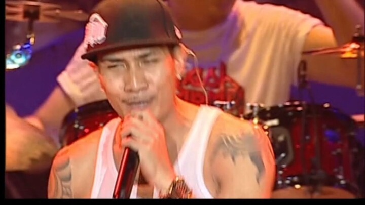 ยิ้มเข้าไว้  (LIVE VERSION) - CLASH