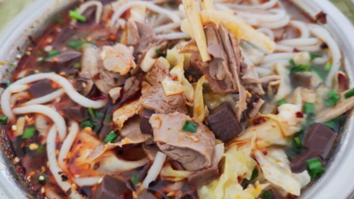 Bubur domba dengan daging yang sangat banyak