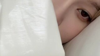 【aespa】الآخرون انتهوا تقريبًا من وضع المكياج، أما أنت يا جين دونغ تيّان فلا تزال متمدّدًا في السرير