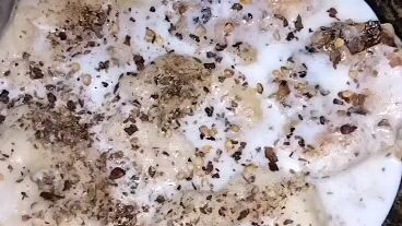 😋 印度美食：美味的酸奶瓦达，香浓又开胃！🇮🇳📌 话题标签：#印度美食 #酸奶瓦达 #印度小吃 #美食分享 #美食制作 #街头美食 #好吃又美味 #美食视频