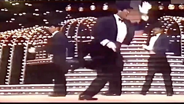 Jackie Chan, Sammo Hung, Eric Tsang, dan Francis Ng menari