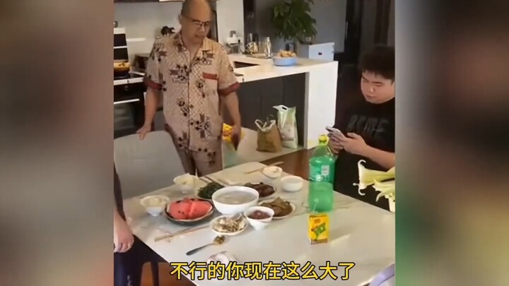 Orang tua menyiapkan meja penuh hidangan, tetapi sang anak malah meremehkannya dan bersikeras makan 