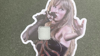 استخدم غطاء هاتف ملفت للنظر لإحداث بعض التأثير البصري المذهل لـ تايلور سويفت