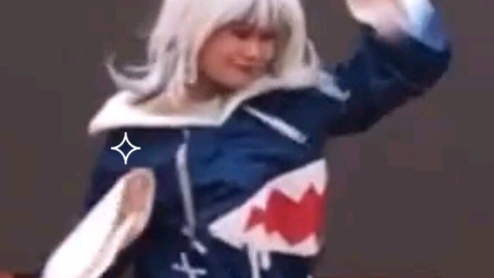 Gura dances at a foreign comic convention