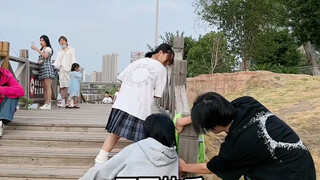 Kunba brother teaches his daughter to use iron mountain