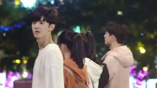 It was late at night, and when Su Bai came on stage, Chen Zheyuan immediately realized that it was a