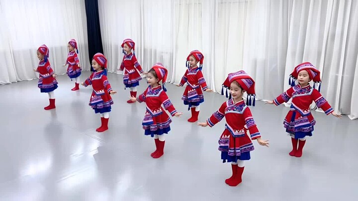 Guangxi’s March 3rd Festival: Zhuang folk songs and dances. With successors carrying on the traditio