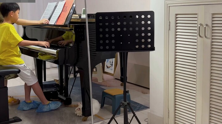 หลังจากผ่านไปสี่ปี ในที่สุดฉันก็สามารถเล่นเพลงป๊อปที่ไม่เป็นมืออาชีพต่อหน้าครูของฉันได้ด้วยวิธีที่ถู