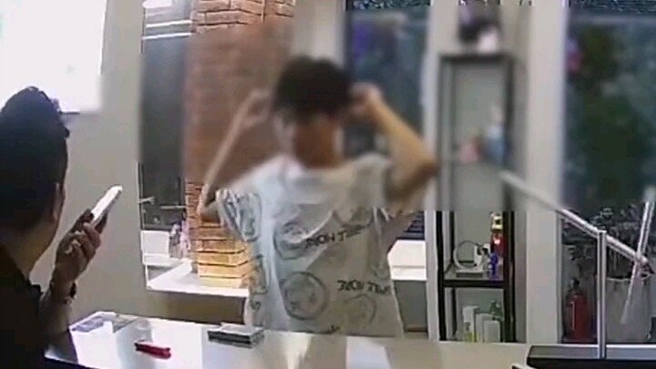 14-Year-Old Boy Goes to the Barber Alone; Owner Kindly Warns Him Prices Are High and Contacts His Mo