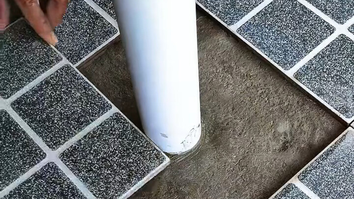 What do you do when encountering plumbing pipes while tiling? Here's how the master craftsman handle