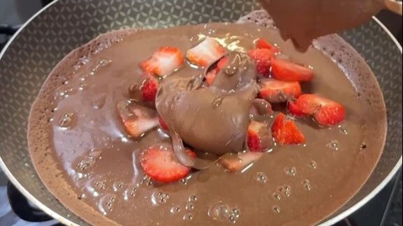 At first I thought the jianbing had gone wrong, but turns out this is actually how it’s supposed to 