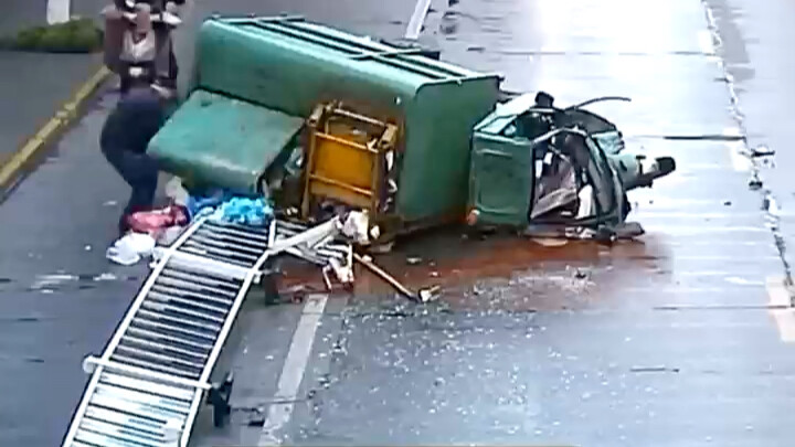 Truk sampah terbalik, seorang lansia tertimbun. Tak peduli kotor dan bau, yang penting menyelamatkan