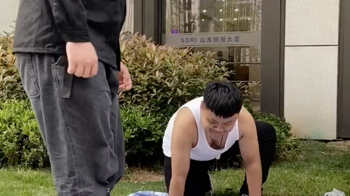 建议改为：咋就不一样？