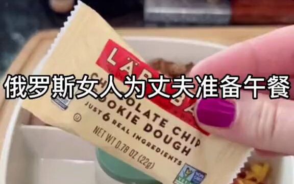Người phụ nữ Nga chuẩn bị cơm hộp cho chồng