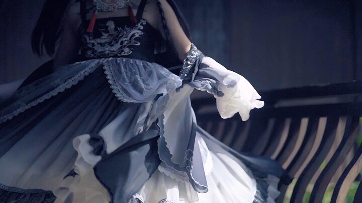 يبدو مألوفًا، لكنه ليس نفس المشهد بالضبط.