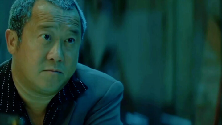 The moment Eric Tsang was pointed at the head, unexpectedly water started flowing out from the corne