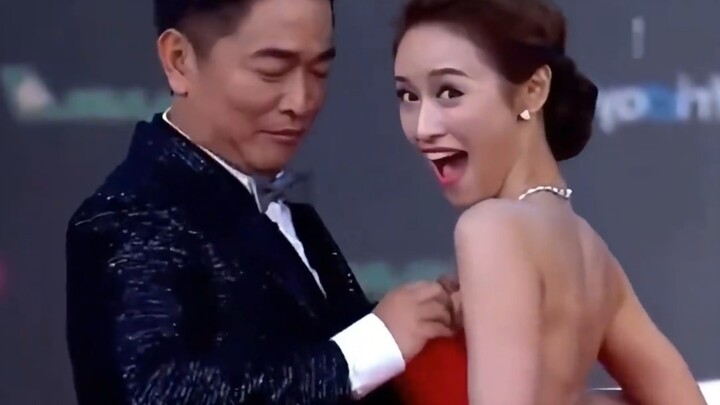 Revealing celebrities’ true character, one shot highlights the gap in upbringing!