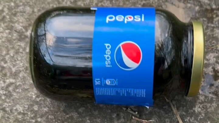 مسابقة تفجير الزجاجات المتدحرجة على الدرج