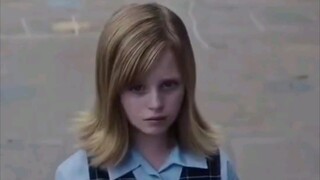 Wonderful movie clips: A naughty student provokes a beautiful girl with super powers