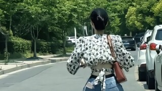 ฉันถีบรถลากจนควันพวยพุ่งออกมา แต่ก็ยังตามเธอไม่ทัน คอหงส์ ไหล่ผีเสื้อ เอวคอด และก้นพีช ใครเห็นก็ต้อง