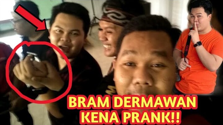 BRAM DERMAWAN KENA PRANK!  PEGANGIN TANGAN BRAM DERMAWAN NGGA LEPAS LEPAS!  ||PRANK INDONESIA