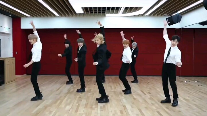 【straykids】نسخة غير متناسقة من أغنية "الإله" مع رقصة عادية