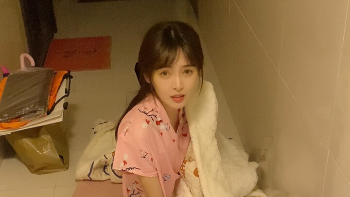 لصديقتها المقرّبة ألف سبب للذهاب إلى الحمّام العام!