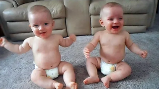 ทารกแฝด Adorable Moments - วิดีโอเด็กน่ารักที่สุดที่คุณจะเห็นวันนี้!