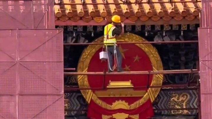 Ai hiểu được sức chấn động của bức ảnh này: Dưới quốc huy là sống lưng ngay thẳng của những người la