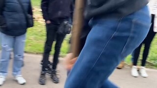 国外小伙展示用第三条腿走路